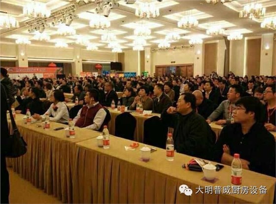 餐飲協(xié)會(huì )成員認真參會(huì )中