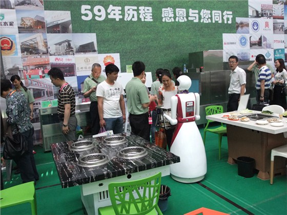 送餐機器人倍受觀(guān)展人員關(guān)注