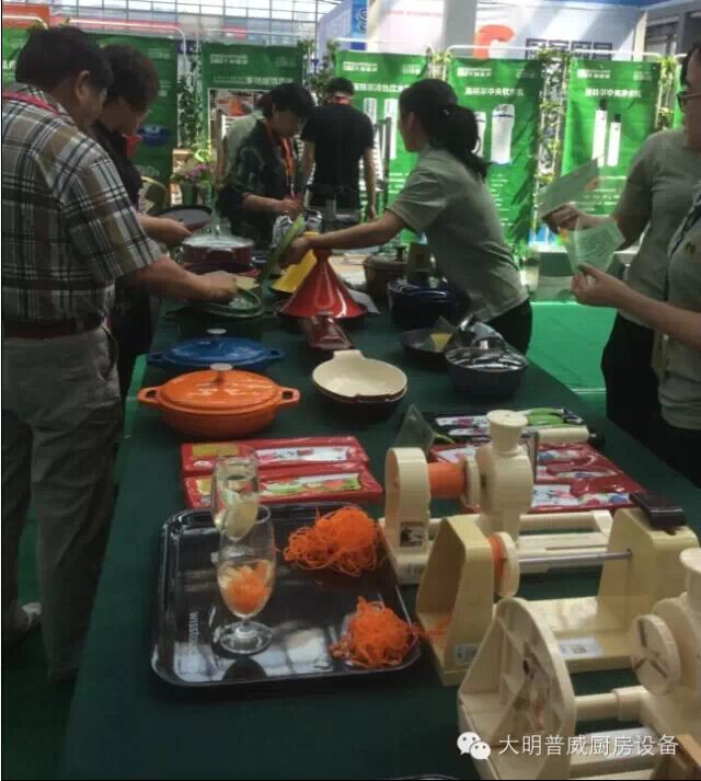 客戶(hù)參觀(guān)果蔬加工設備