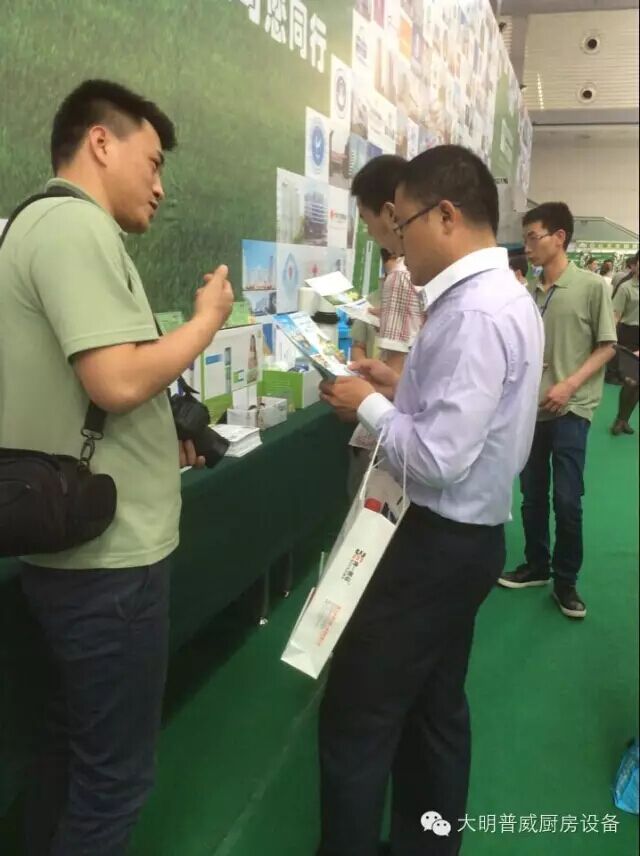 工作人員為客戶(hù)介紹廚房?jì)羲到y方案
