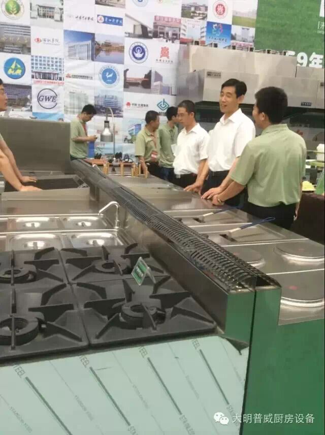 客戶(hù)參觀(guān)廚房設備