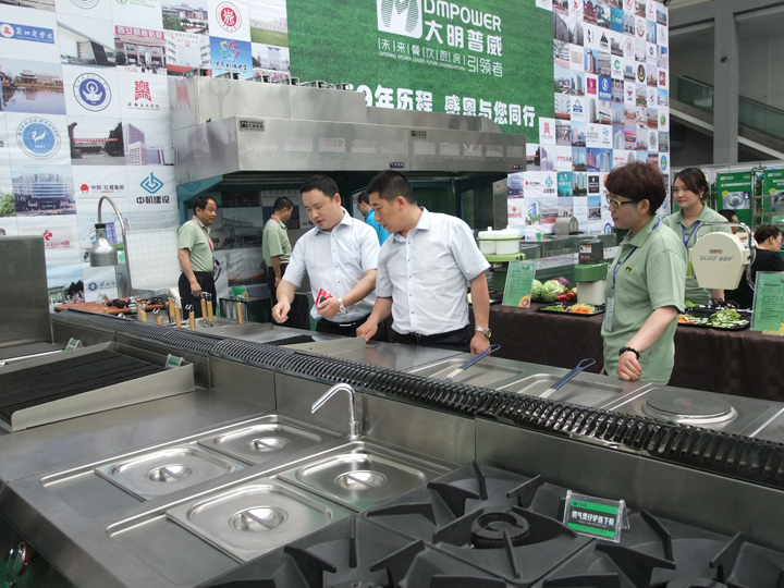 觀(guān)展人員了解大明廚房設備