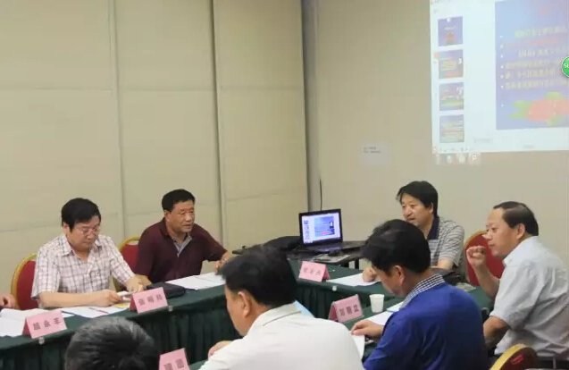 岐山商會(huì )成員認真聽(tīng)講