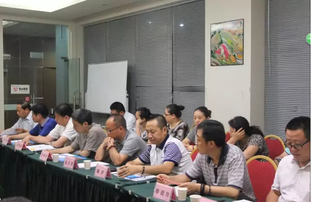 商會(huì )成員認真學(xué)習